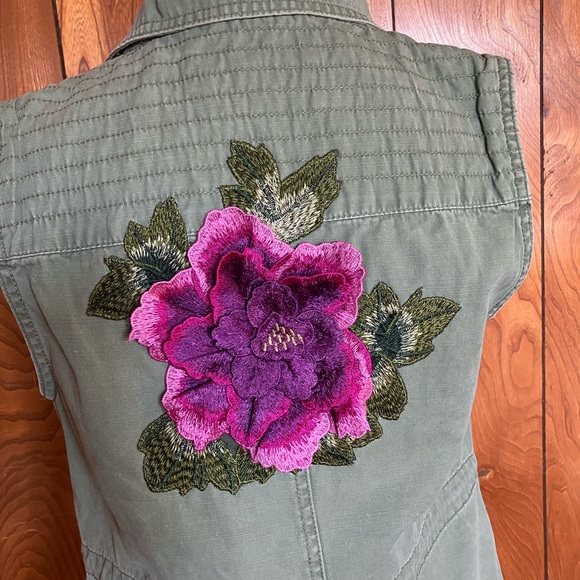 MERONA EUC vest green with flower on the back size small. - Picture 3 of 6